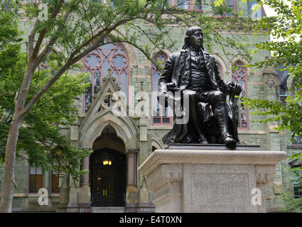 Benjamin Franklin statua, nella parte anteriore del College Hall dell'Università di Pennsylvania, Philadelphia Foto Stock