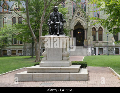 Benjamin Franklin statua, nella parte anteriore del College Hall dell'Università di Pennsylvania, Philadelphia Foto Stock