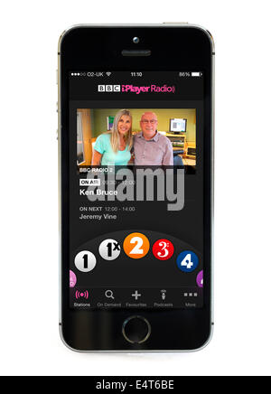 Ascolto di Ken Bruce mostra tramite la BBC iPlayer app Radio su un Apple iPhone 5S, REGNO UNITO Foto Stock