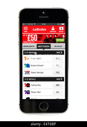 Ladbrokes scommesse app su un Apple iPhone 5S Foto Stock