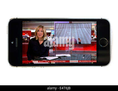 Guardando la BBC News live tramite la BBC iPlayer app su un Apple iPhone 5S Foto Stock