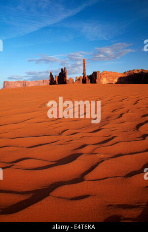 Yei Bi Chei e Totem Pole di colonne di roccia e dune di sabbia, Monument Valley Navajo Nation, Arizona , vicino al confine dello Utah, Stati Uniti d'America Foto Stock