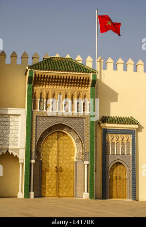 Primo piano della 3 ornati in ottone e piastrella porte al Palazzo Reale di Fez, Marocco Foto Stock