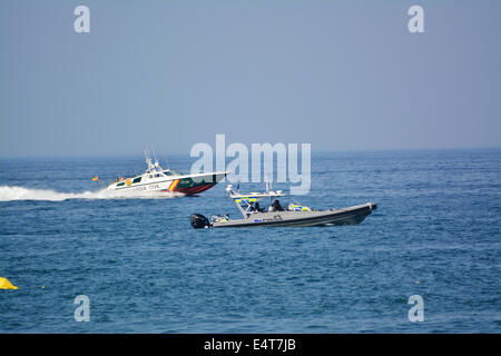 Gibilterra, 16 Luglio 2014 - Un Royal Gibilterra pattuglia di polizia nave orologi come Guardia Civil spagnola nave continua a velocità in Gibilterra le acque territoriali. Doppio filtro controlli marittimi sono stati al posto sul lato est delle acque di Gibilterra come l'annuale "Virgen del Carmen' marine processione ha avuto luogo a La Linea, Spagna, direttamente accanto a Gibilterra lato est spiagge. Sono stati partecipanti i pescatori spagnoli al centro di tensioni politiche tra Gibilterra e la Spagna. Credito: Stephen Ignacio/Alamy Live News Foto Stock