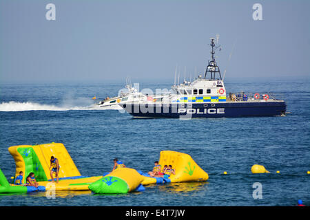 Gibilterra, 16 Luglio 2014 - Guardia Civil spagnola motovedetta passata attraverso Gibilterra acque territoriali ininterrotti, qui si vede il passaggio di una seconda Royal Gibilterra pattuglia di polizia nave. Doppio filtro controlli marittimi sono stati al posto sul lato est delle acque di Gibilterra come l'annuale "Virgen del Carmen' marine processione ha avuto luogo a La Linea, Spagna, direttamente accanto a Gibilterra lato est spiagge. Sono stati partecipanti i pescatori spagnoli al centro di tensioni politiche tra Gibilterra e la Spagna. Credito: Stephen Ignacio/Alamy Live News Foto Stock