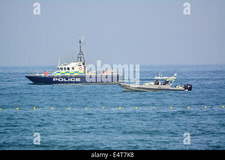 Gibilterra, 16 Luglio 2014 - Due Royal polizia di Gibilterra navi pattuglia guidato i controlli nel lato est di Gibilterra, mentre altre tre navi sono state distribuite a pochi centinaia di metri più a sud. Doppio filtro controlli marittimi sono stati al posto sul lato est delle acque di Gibilterra come l'annuale "Virgen del Carmen' marine processione ha avuto luogo a La Linea, Spagna, direttamente accanto a Gibilterra lato est spiagge. Sono stati partecipanti i pescatori spagnoli al centro di tensioni politiche tra Gibilterra e la Spagna. Credito: Stephen Ignacio/Alamy Live News Foto Stock