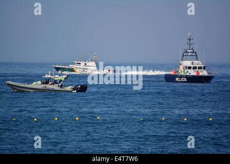 Gibilterra, 16 Luglio 2014 - Una Guardia Civil nave pattuglia capi nord oltre il lato est di Gibilterra guardato da Royal Gibilterra pattuglia di polizia di navi che attraversa le acque di Gibilterra. Doppio filtro controlli marittimi sono stati al posto sul lato est delle acque di Gibilterra come l'annuale "Virgen del Carmen' marine processione ha avuto luogo a La Linea, Spagna, direttamente accanto a Gibilterra lato est spiagge. Sono stati partecipanti i pescatori spagnoli al centro di tensioni politiche tra Gibilterra e la Spagna. Credito: Stephen Ignacio/Alamy Live News Foto Stock