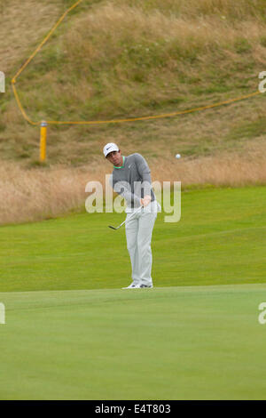 Hoylake, UK. 16 Luglio, 2014. L'Open di Golf Rory Mcilroy scheggiature sulla tredicesima buca par 3 al Royal Liverpool Golf, Merseyside, Regno Unito Foto Stock