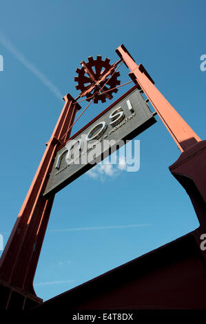 La struttura che indica l'ingresso per il Museo della Scienza e dell'industria (MOSI) vicino il Castlefield area di Manchester. Foto Stock