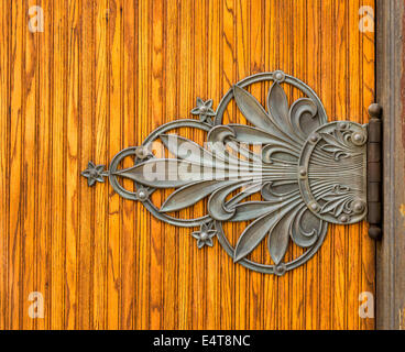 Un splendidamente ornate cerniera su una porta in legno di quercia. Foto Stock