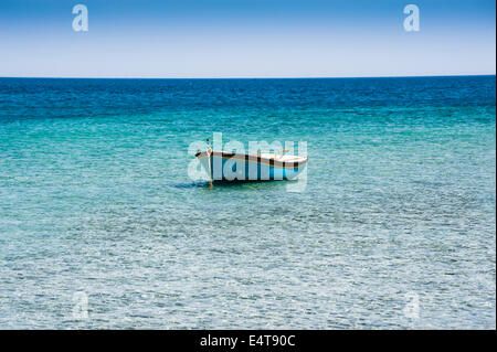 Barca a vela sul Mar Mediterraneo Foto Stock