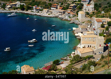 LIMENI, Grecia, 2 luglio 2014. Piccolo porto e villaggio di pescatori vicino ad Areopoli sulla costa ovest della penisola di Mani Foto Stock