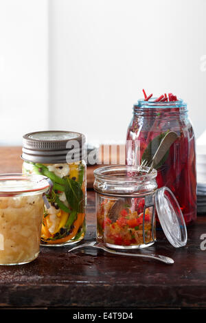 Più vasetti di casalinga di Verdure sottaceto Relish e Salsa Foto Stock