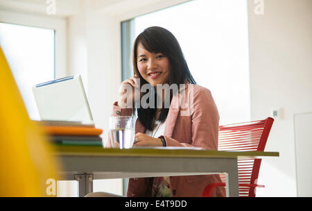 Giovane imprenditrice lavoro in ufficio, Mannheim, Baden-Württemberg, Germania Foto Stock