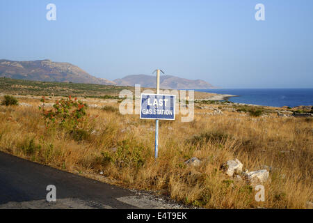 MANI penisola del Peloponneso, Grecia, 8 luglio 2014. Ultima stazione di Gas - cartello stradale nel sud e profondo remoto Mani. Foto Stock