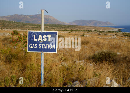 MANI penisola del Peloponneso, Grecia, 8 luglio 2014. Ultima stazione di Gas - cartello stradale nel sud e profondo remoto Mani. Foto Stock