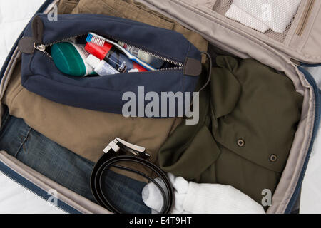 Uomini Toiletry Borsa da viaggio in valigia impaccata Foto Stock