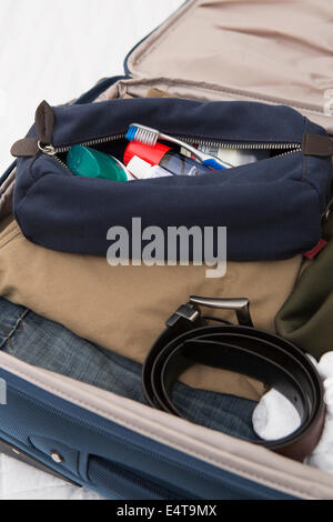 Uomini Toiletry Borsa da viaggio in valigia impaccata Foto Stock