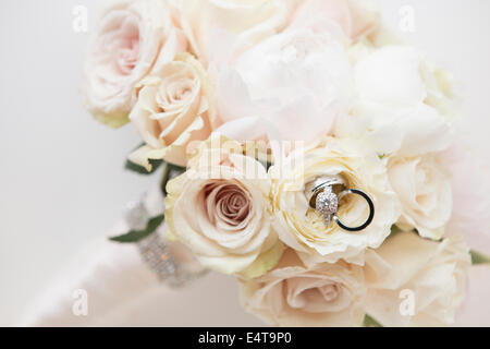 Close-up di anelli in bouquet di rose, Studio Shot Foto Stock