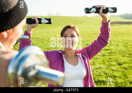 L uomo e la donna il sollevamento dei pesi esterni, Baden-Württemberg, Germania Foto Stock