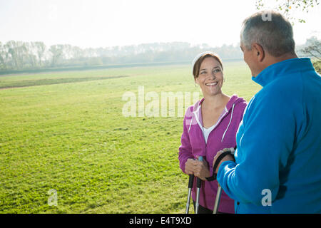 Giovane Nordic Walking all'aperto, Mannheim, Baden-Württemberg, Germania Foto Stock