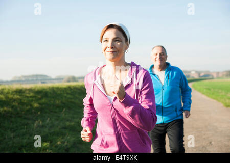 Giovane jogging all'aperto, Mannheim, Baden-Württemberg, Germania Foto Stock
