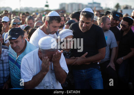 Gerusalemme, Israele. 16 Luglio, 2014. I parenti dei morti civili israeliano Dror Hanin piangono durante il suo funerale in un cimitero in Yahud, Israele, il 16 luglio 2014. Lancio di missili da Gaza martedì ucciso i civili israeliani vicino al Erez crossing presso la frontiera Gaza, la prima vittima israeliano poiché Israele ha lanciato la sua operazione "Bordo di protezione" la settimana scorsa, israeliane hanno detto i funzionari. Il 30-anno-vecchio uomo era mortalmente ferito da un razzo che ha colpito il Erez crossing e morti delle sue ferite poco dopo un portavoce con l'esercito israeliano Xinhua ha detto. © JINI/Xinhua/Alamy Live News Foto Stock