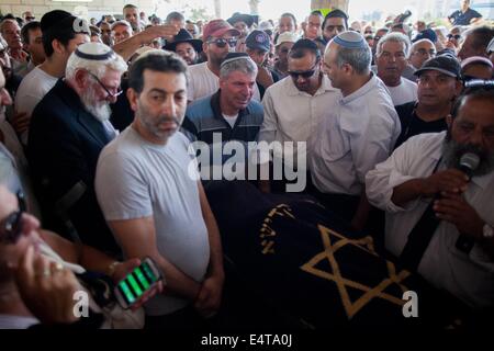 Gerusalemme, Israele. 16 Luglio, 2014. I parenti dei morti civili israeliano Dror Hanin piangono durante il suo funerale in un cimitero in Yahud, Israele, il 16 luglio 2014. Lancio di missili da Gaza martedì ucciso i civili israeliani vicino al Erez crossing presso la frontiera Gaza, la prima vittima israeliano poiché Israele ha lanciato la sua operazione "Bordo di protezione" la settimana scorsa, israeliane hanno detto i funzionari. Il 30-anno-vecchio uomo era mortalmente ferito da un razzo che ha colpito il Erez crossing e morti delle sue ferite poco dopo un portavoce con l'esercito israeliano Xinhua ha detto. © JINI/Xinhua/Alamy Live News Foto Stock