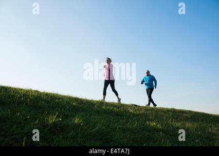 Giovane jogging all'aperto, Mannheim, Baden-Württemberg, Germania Foto Stock