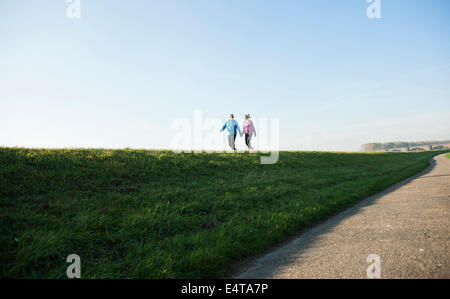 Giovane passeggiate all'aperto, Mannheim, Baden-Württemberg, Germania Foto Stock