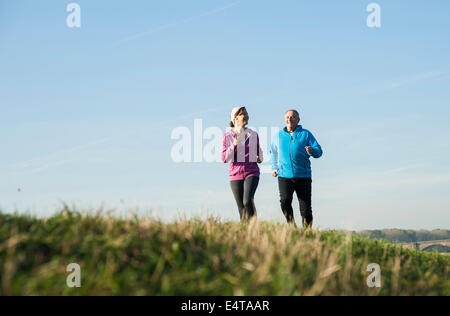 Giovane jogging all'aperto, Mannheim, Baden-Württemberg, Germania Foto Stock