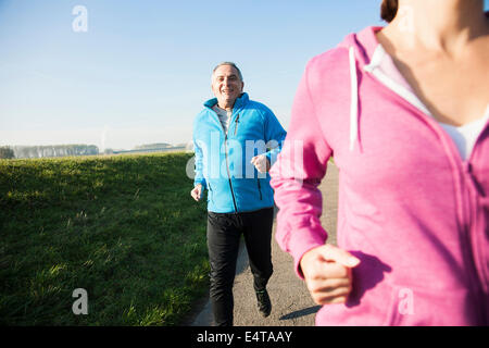 Giovane jogging all'aperto, Mannheim, Baden-Württemberg, Germania Foto Stock