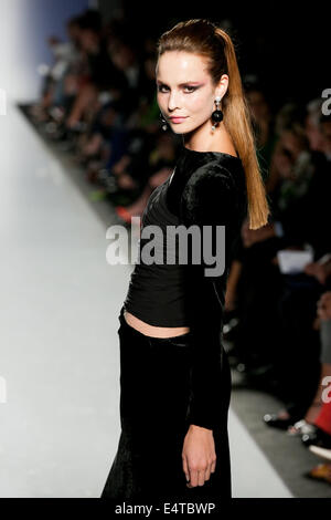 Haute Couture fashion show Renato Balestra durante la sfilata di moda a Roma Luglio 2014 Foto Stock