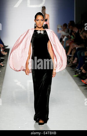 Haute Couture fashion show Renato Balestra durante la sfilata di moda a Roma Luglio 2014 Foto Stock