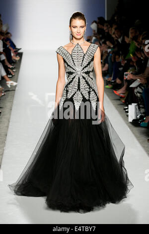 Haute Couture fashion show Renato Balestra durante la sfilata di moda a Roma Luglio 2014 Foto Stock