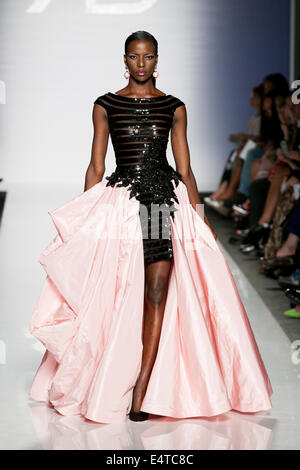 Haute Couture fashion show Renato Balestra durante la sfilata di moda a Roma Luglio 2014 Foto Stock