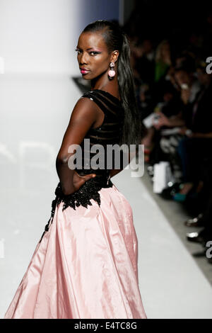 Haute Couture fashion show Renato Balestra durante la sfilata di moda a Roma Luglio 2014 Foto Stock