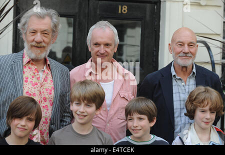 Londra, Regno Unito. 29 apr 2009. Sir Ian Mckellen e Patrick Stewart frequentare un photocall per il gioco Westend Waiting For Godot al Theatre Royal Haymarket. © Ferdaus Shamim/ZUMA filo/Alamy Live News Foto Stock