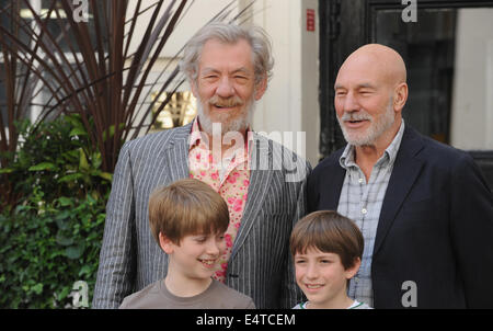 Londra, Regno Unito. 29 apr 2009. Sir Ian Mckellen e Patrick Stewart frequentare un photocall per il gioco Westend Waiting For Godot al Theatre Royal Haymarket. © Ferdaus Shamim/ZUMA filo/Alamy Live News Foto Stock