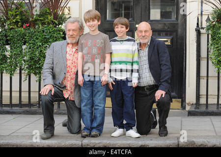 Londra, Regno Unito. 29 apr 2009. Sir Ian Mckellen e Patrick Stewart frequentare un photocall per il gioco Westend Waiting For Godot al Theatre Royal Haymarket. © Ferdaus Shamim/ZUMA filo/Alamy Live News Foto Stock