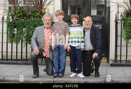 Londra, Regno Unito. 29 apr 2009. Sir Ian Mckellen e Patrick Stewart frequentare un photocall per il gioco Westend Waiting For Godot al Theatre Royal Haymarket. © Ferdaus Shamim/ZUMA filo/Alamy Live News Foto Stock