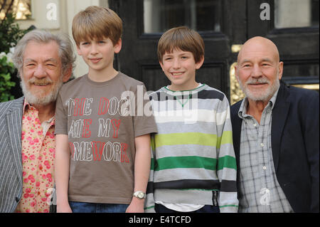 Londra, Regno Unito. 29 apr 2009. Sir Ian Mckellen e Patrick Stewart frequentare un photocall per il gioco Westend Waiting For Godot al Theatre Royal Haymarket. © Ferdaus Shamim/ZUMA filo/Alamy Live News Foto Stock