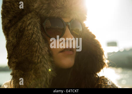 Close-up ritratto di ragazza adolescente indossando occhiali da sole e cappello trapper, Germania Foto Stock