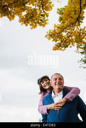 Uomo Donna dando piggyback ride, Mannheim, Baden-Württemberg, Germania Foto Stock