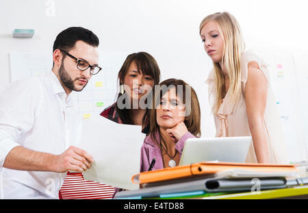 Imprenditrice maturo di incontro e di discussione con il gruppo di giovani imprenditori, Germania Foto Stock