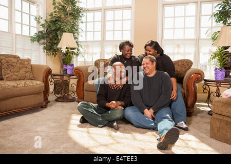 Ritratto di famiglia per adulti in salotto Foto Stock