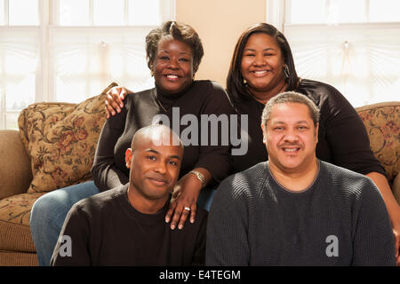 Ritratto di famiglia per adulti sul divano Foto Stock