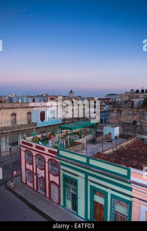 Panoramica dei tetti degli edifici al crepuscolo, Cienfuegos, Cuba, West Indies, dei Caraibi Foto Stock