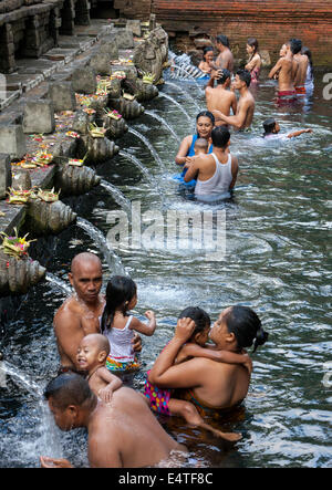 Bali, Indonesia. Adoratori la balneazione a Tirta Empul, una molla sacro per gli Indù Balinese. Foto Stock