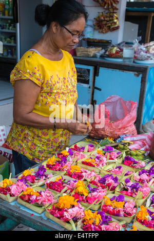 Bali, Indonesia. Offerta (canang) effettuato da un offerte specialista (tukang banten) in vendita. Foto Stock